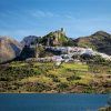 En Cádiz, este pueblo en la cima de una colina es una joya entre los pueblos blancos. Los edificios blancos resplandecen bajo el castillo, entre majestuosas montañas y un tranquilo lago. Descúbrelo con la "Visita guiada por los pueblos blancos (Cádiz)". - ForTwo - Planes para parejas