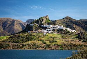En Cádiz, este pueblo en la cima de una colina es una joya entre los pueblos blancos. Los edificios blancos resplandecen bajo el castillo, entre majestuosas montañas y un tranquilo lago. Descúbrelo con la "Visita guiada por los pueblos blancos (Cádiz)". - ForTwo - Planes para parejas