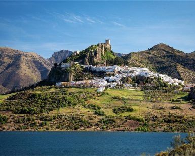 En Cádiz, este pueblo en la cima de una colina es una joya entre los pueblos blancos. Los edificios blancos resplandecen bajo el castillo, entre majestuosas montañas y un tranquilo lago. Descúbrelo con la "Visita guiada por los pueblos blancos (Cádiz)". - ForTwo - Planes para parejas