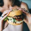 Mientras se saborea una gran hamburguesa con lechuga, tomate y panecillo aliñado, uno sueña con el relax que ofrece el Circuito Spa (50') & Cena para dos en el Serena Spa, Hotel Grums de Barcelona. - ForTwo - Planes para parejas