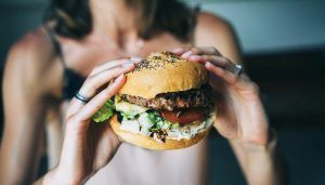 Mientras se saborea una gran hamburguesa con lechuga, tomate y panecillo aliñado, uno sueña con el relax que ofrece el Circuito Spa (50') & Cena para dos en el Serena Spa, Hotel Grums de Barcelona. - ForTwo - Planes para parejas