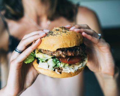 Mientras se saborea una gran hamburguesa con lechuga, tomate y panecillo aliñado, uno sueña con el relax que ofrece el Circuito Spa (50') & Cena para dos en el Serena Spa, Hotel Grums de Barcelona. - ForTwo - Planes para parejas