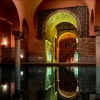 Experimente Hammam Al Ándalus en Granada con arcos ornamentados, ladrillos intrincados y una cálida iluminación ambiental. Reserva tus "Entradas para Hammam Al Ándalus Granada con masaje exclusivo" para una visita inolvidable. - ForTwo - Planes para parejas