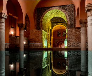 Experimente Hammam Al Ándalus en Granada con arcos ornamentados, ladrillos intrincados y una cálida iluminación ambiental. Reserva tus "Entradas para Hammam Al Ándalus Granada con masaje exclusivo" para una visita inolvidable. - ForTwo - Planes para parejas