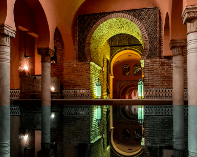 Experimente Hammam Al Ándalus en Granada con arcos ornamentados, ladrillos intrincados y una cálida iluminación ambiental. Reserva tus "Entradas para Hammam Al Ándalus Granada con masaje exclusivo" para una visita inolvidable. - ForTwo - Planes para parejas