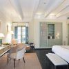 Disfrute de una espaciosa habitación en el Hotel Hospes Las Casas del Rey de Baeza, Sevilla, con una cama grande, cómodos sillones y un escritorio. Relájese viendo la televisión o admire las vistas desde el balcón a través de las puertas dobles en el encantador corazón de la ciudad. - ForTwo - Planes para parejas