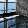 El Desayuno, Spa de Lujo y Masaje: La Experiencia Total en el Hotel Arts (Barcelona) cuenta con una piscina cubierta con mosaicos y barandillas metálicas, que ofrece impresionantes vistas al mar a través de grandes ventanales. - ForTwo - Planes para parejas