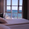Disfrute de una escapada tranquila con "Escapada Romántica en el hotel Chiqui" (Santander), que ofrece una habitación con dos camas, escritorio y impresionantes vistas al mar a través de amplios ventanales. - ForTwo - Planes para parejas
