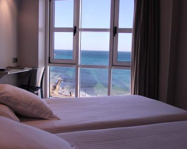 Disfrute de una escapada tranquila con "Escapada Romántica en el hotel Chiqui" (Santander), que ofrece una habitación con dos camas, escritorio y impresionantes vistas al mar a través de amplios ventanales. - ForTwo - Planes para parejas