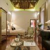 Disfrute de un retiro de lujo en el Hotel Palacio de Pinello Sevilla, donde el dormitorio cuenta con un techo de madera, muebles elegantes, una cama acogedora y una iluminación suave en el corazón de Sevilla. - ForTwo - Planes para parejas