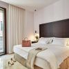 Disfrute de una moderna habitación en el Hotel Posada del Lucero Sevilla, con una amplia cama con mesitas de noche, una silla y un acogedor bolso sobre la cama. Las puertas del balcón le permiten disfrutar del animado ambiente sevillano desde su habitación. - ForTwo - Planes para parejas