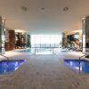 Disfrute de la máxima relajación en la piscina cubierta del Hotel SOFIA, con dos jacuzzis y tumbonas. Los amplios ventanales aportan luz natural, convirtiendo el Circuito Spa y Cena del Hotel SOFIA (Barcelona) en el destino perfecto para la tranquilidad y el rejuvenecimiento. - ForTwo - Planes para parejas