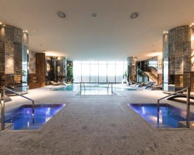Disfrute de la máxima relajación en la piscina cubierta del Hotel SOFIA, con dos jacuzzis y tumbonas. Los amplios ventanales aportan luz natural, convirtiendo el Circuito Spa y Cena del Hotel SOFIA (Barcelona) en el destino perfecto para la tranquilidad y el rejuvenecimiento. - ForTwo - Planes para parejas