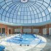 Escápese a nuestro Escapada en el Hotel & Spa Marbella Hills de 4 estrellas, con piscina cubierta con cúpula de cristal, tumbonas azules y ventanas con estampados que dejan entrar la luz del sol en cascada. Experimente una relajación inigualable en este lujoso oasis. - ForTwo - Planes para parejas
