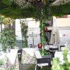 Disfrute de una escapada tranquila en el restaurante al aire libre del Hotel Hospes Puerta de Alcalá, rodeado de vegetación y decoración floral. Disfrute de "Desayuno con spa" para empezar el día de la mejor manera. - ForTwo - Planes para parejas