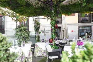 Disfrute de una escapada tranquila en el restaurante al aire libre del Hotel Hospes Puerta de Alcalá, rodeado de vegetación y decoración floral. Disfrute de "Desayuno con spa" para empezar el día de la mejor manera. - ForTwo - Planes para parejas