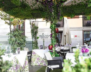 Disfrute de una escapada tranquila en el restaurante al aire libre del Hotel Hospes Puerta de Alcalá, rodeado de vegetación y decoración floral. Disfrute de "Desayuno con spa" para empezar el día de la mejor manera. - ForTwo - Planes para parejas