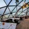 Disfrute de un almuerzo romántico bajo un techo de cúpula de cristal con vistas a la ciudad y muebles elegantes en Almuerzo, Circuito de Spa y habitación romántica con Cava y Fresas (Barcelona). - ForTwo - Planes para parejas