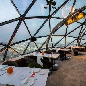 Disfrute de un almuerzo romántico bajo un techo de cúpula de cristal con vistas a la ciudad y muebles elegantes en Almuerzo, Circuito de Spa y habitación romántica con Cava y Fresas (Barcelona). - ForTwo - Planes para parejas