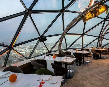 Disfrute de un almuerzo romántico bajo un techo de cúpula de cristal con vistas a la ciudad y muebles elegantes en Almuerzo, Circuito de Spa y habitación romántica con Cava y Fresas (Barcelona). - ForTwo - Planes para parejas