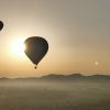 Experimente el impresionante Vuelo en globo privado para dos al amanecer en Mallorca, donde coloridos globos aerostáticos se desplazan con gracia sobre impresionantes montañas. - ForTwo - Planes para parejas