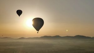 Experimente el impresionante Vuelo en globo privado para dos al amanecer en Mallorca, donde coloridos globos aerostáticos se desplazan con gracia sobre impresionantes montañas. - ForTwo - Planes para parejas