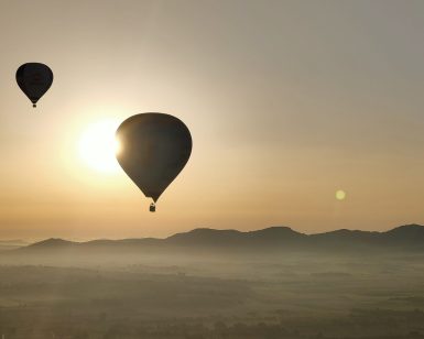 Experimente el impresionante Vuelo en globo privado para dos al amanecer en Mallorca, donde coloridos globos aerostáticos se desplazan con gracia sobre impresionantes montañas. - ForTwo - Planes para parejas