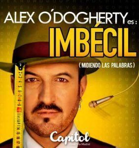 El cartel de Imbécil - Alex O'dogherty (Madrid) muestra a un hombre con sombrero, un lápiz y una cinta métrica frente al vibrante telón de fondo de Madrid. - ForTwo - Planes para parejas