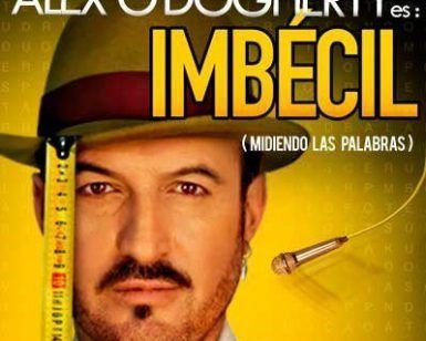 El cartel de Imbécil - Alex O'dogherty (Madrid) muestra a un hombre con sombrero, un lápiz y una cinta métrica frente al vibrante telón de fondo de Madrid. - ForTwo - Planes para parejas