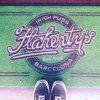 El felpudo verde presenta el logotipo de Brunch en Flaherty’s Irish Pub Barcelona, ideal para recibir a los invitados que aprecian un delicioso brunch, mientras que las zapatillas negras que se asoman en la parte inferior añaden un ambiente informal. - ForTwo - Planes para parejas