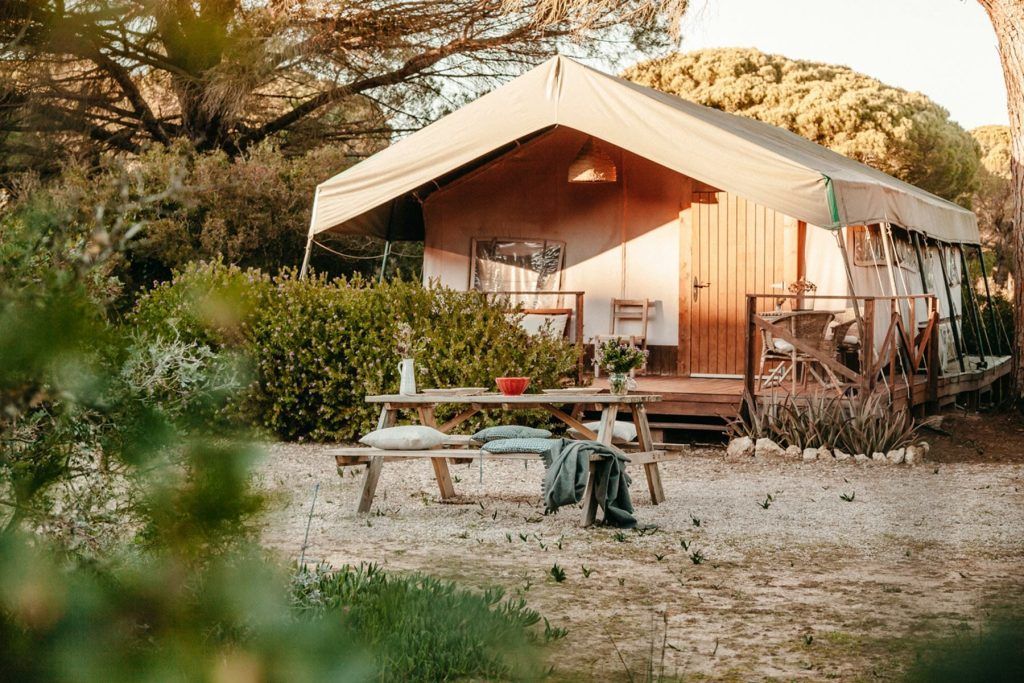 El agua turquesa cristalina, los acantilados escarpados y la escasa vegetación de la costa rocosa de Girona invitan a los aventureros a explorar con la experiencia "Escape Room en Kayak por Girona" bajo un cielo soleado. - ForTwo - Planes para parejas