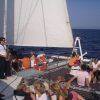 Gente relajándose con Música Jazz y chill out en un Catamarán Barcelona en el mar, mientras alguien toca melodías de jazz con un saxofón. - ForTwo - Planes para parejas