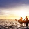 Dos personas disfrutando de un "Tour en kayak por Marbella" en el océano al atardecer, rodeadas de un cielo vibrante y aguas tranquilas. - ForTwo - Planes para parejas