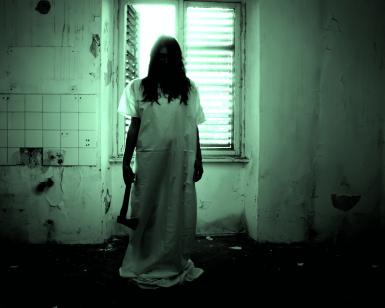 En la habitación oscura de Escape Room: La Casa Paranormal, una figura con un vestido largo sostiene siniestramente un hacha, recortada por la ventana: una escena perfecta para un desafío de escape. - ForTwo - Planes para parejas