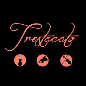 El producto, "Trío de cuerda para crear momentos íntimos", presenta una elegante escritura Trestacato con íconos de violín, piano de cola y violonchelo sobre un fondo negro. - ForTwo - Planes para parejas