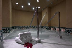 Experimente el lujoso ambiente de Macià Real De La Alhambra con un circuito acuático de 60 minutos para parejas, completo con una piscina humeante, azulejos ornamentados, toallas enrolladas e iluminación suave diseñada para la relajación. - ForTwo - Planes para parejas