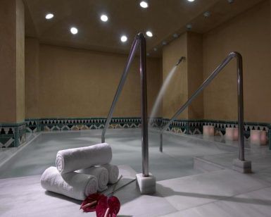 Experimente el lujoso ambiente de Macià Real De La Alhambra con un circuito acuático de 60 minutos para parejas, completo con una piscina humeante, azulejos ornamentados, toallas enrolladas e iluminación suave diseñada para la relajación. - ForTwo - Planes para parejas