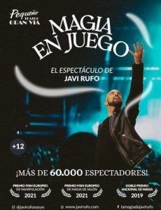Cartel de "Magia en juego - Javi Rufo (Madrid)" que muestra al mago Javi Rufo en el escenario con el brazo levantado, destacando premios y número de público. - ForTwo - Planes para parejas