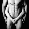 Una imagen en blanco y negro de un hombre musculoso y sin camisa entrelazado en un abrazo de pareja evoca la sensación de una escena de un libro erótico, perfectamente capturada en "Sesión fotográfica: Libro erótico de pareja (Madrid). - ForTwo - Planes para parejas