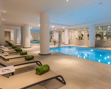 Experimente la serena Zona de Bienestar del Serena Spa del Meliá Madrid Princesa, con acceso de 15 metros con tumbonas y toallas verdes, un masaje de 7 metros a elegir y una copa de cava o zumo. ¡La relajación le espera!. - ForTwo - Planes para parejas