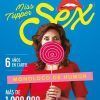 Una mujer con una piruleta oculta su rostro sobre un fondo azul. Texto: Miss Tupper Sex - Teatro Fígaro (Madrid). - ForTwo - Planes para parejas
