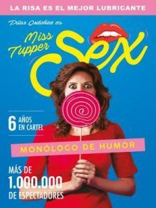 Una mujer con una piruleta oculta su rostro sobre un fondo azul. Texto: Miss Tupper Sex - Teatro Fígaro (Madrid). - ForTwo - Planes para parejas