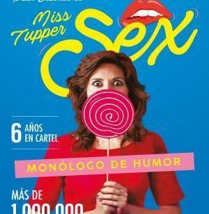 Una mujer con una piruleta oculta su rostro sobre un fondo azul. Texto: Miss Tupper Sex - Teatro Fígaro (Madrid). - ForTwo - Planes para parejas