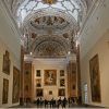 El ornamentado interior del Museo de Bellas Artes de Sevilla presenta un techo abovedado, grandes pinturas murales y los visitantes disfrutan de las "Entradas Museo de Bellas Artes de Sevilla: Visita guiada" para apreciar el arte. - ForTwo - Planes para parejas