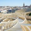 La pasarela curva de madera del Metropol Parasol, también conocida como Entrada a las Setas de Sevilla, ofrece impresionantes vistas del paisaje urbano y la catedral de Sevilla. - ForTwo - Planes para parejas