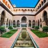 Descubra el Alcázar de Sevilla con el "Tour guiado al Alcázar de Sevilla (Entrada incluida)" y explore su ornamentado patio, su jardín simétrico y su estanque central. Disfrute de los intrincados detalles arquitectónicos para una experiencia inmersiva. - ForTwo - Planes para parejas