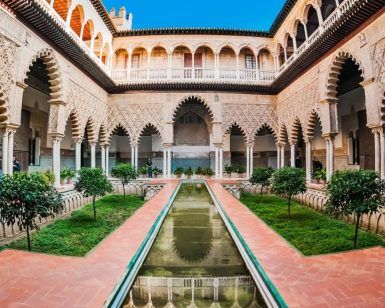 Descubra el Alcázar de Sevilla con el "Tour guiado al Alcázar de Sevilla (Entrada incluida)" y explore su ornamentado patio, su jardín simétrico y su estanque central. Disfrute de los intrincados detalles arquitectónicos para una experiencia inmersiva. - ForTwo - Planes para parejas