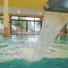 La piscina cubierta de Playa Granada Club Resort & Spa cuenta con una relajante cascada, tumbonas junto a grandes ventanales con tranquilas vistas al jardín y ofrece el "Ritual de relajación acuática con masaje de esencias y copa de cava en pareja" para una máxima relajación. - ForTwo - Planes para parejas