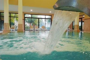 La piscina cubierta de Playa Granada Club Resort & Spa cuenta con una relajante cascada, tumbonas junto a grandes ventanales con tranquilas vistas al jardín y ofrece el "Ritual de relajación acuática con masaje de esencias y copa de cava en pareja" para una máxima relajación. - ForTwo - Planes para parejas