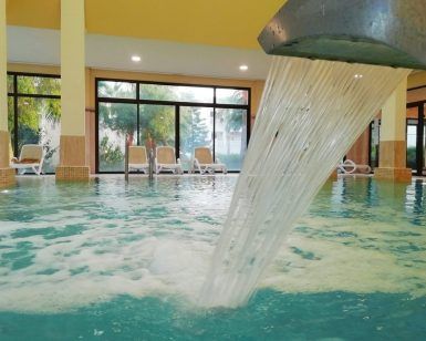 La piscina cubierta de Playa Granada Club Resort & Spa cuenta con una relajante cascada, tumbonas junto a grandes ventanales con tranquilas vistas al jardín y ofrece el "Ritual de relajación acuática con masaje de esencias y copa de cava en pareja" para una máxima relajación. - ForTwo - Planes para parejas
